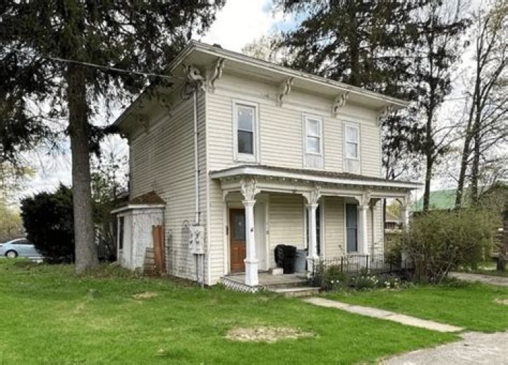 Are there any houses for sale under R200 000?