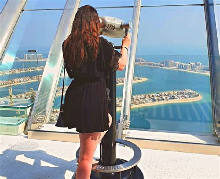 Can a single woman work in Dubai?