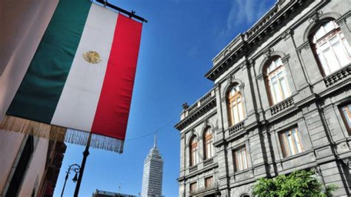 Can a US citizen own a business in Mexico?