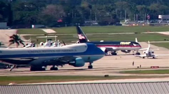 Can Air Force One carry cars?
