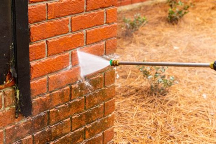 Can I use vinegar to clean brick?