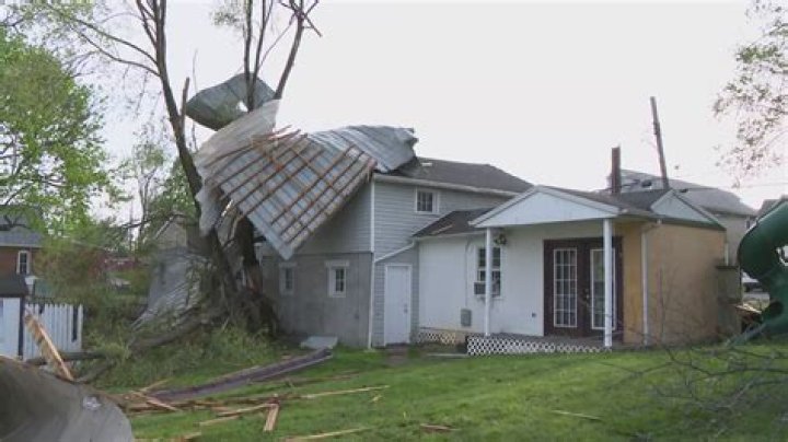 Can strong winds damage car?