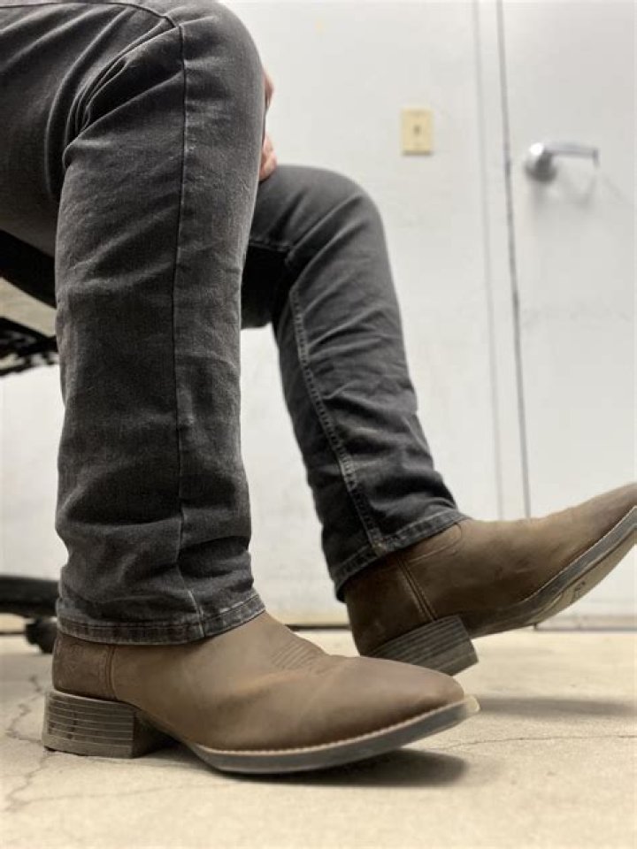 Can you wear brown boots with blue jeans?