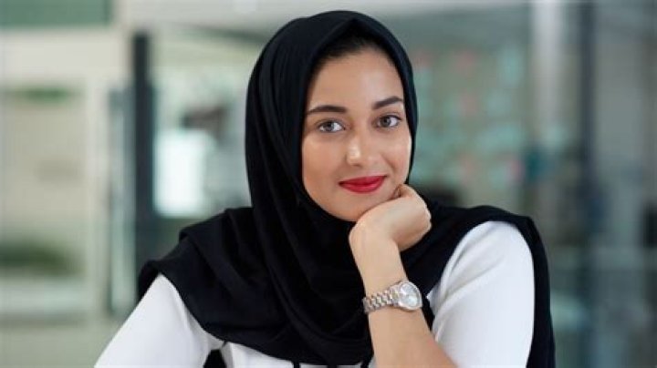 Can you wear hijab in passport photo?