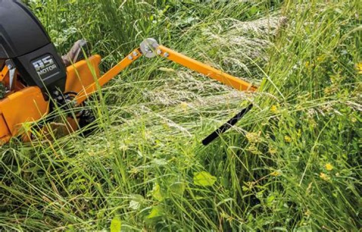 Do lawn mowers scare snakes?