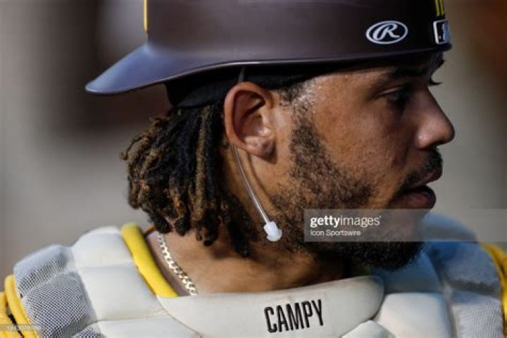 Do MLB pitchers wear earpieces?