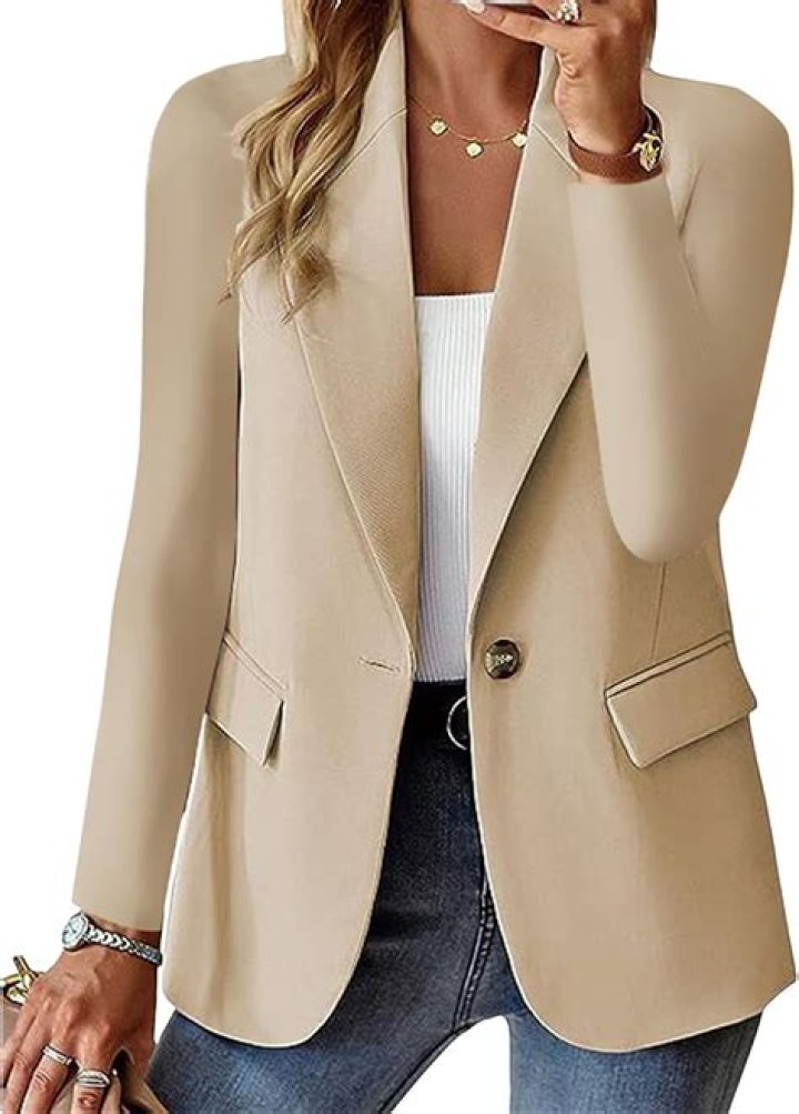 Do women's blazers need to button?