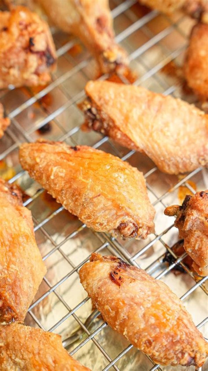 Does baking soda make wings crispy?