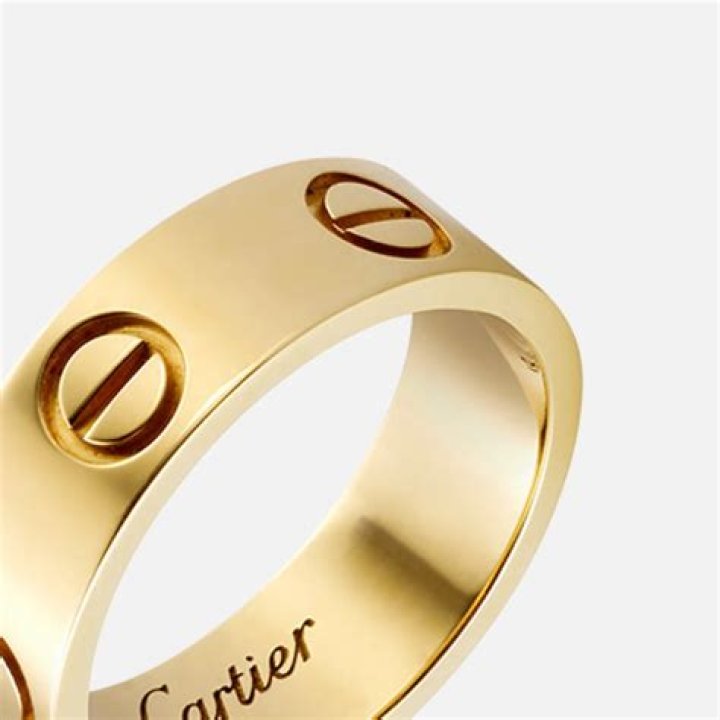 Does Cartier have an accent in it?