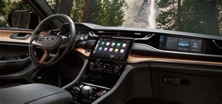 Does Jeep Grand Cherokee have navigation?