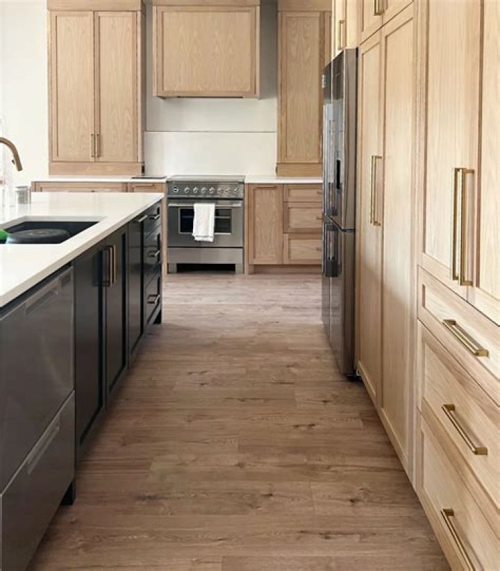 Does pale oak go with oak cabinets?