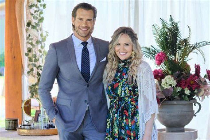 Does Sarah get pregnant in Chesapeake Shores?