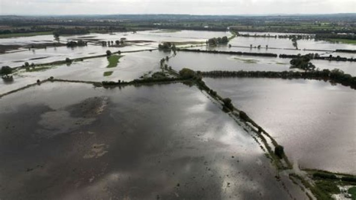 Has England ever had a tidal wave?