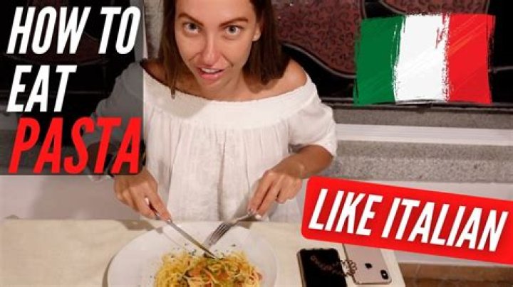 How do Italians eat with a fork?