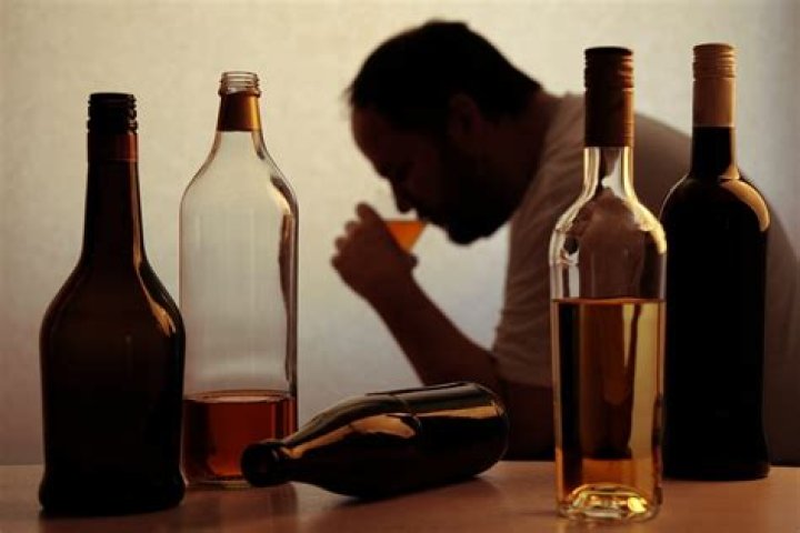 How does alcohol affect bipolar disorder?