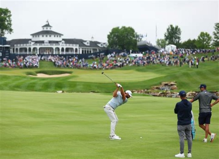 How many balls are PGA players allowed to carry?