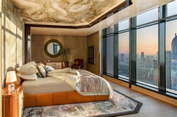 How many bedrooms are in the Kim Kardashian house?