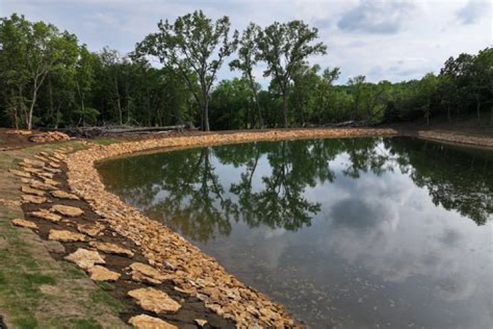 How many gallons of water are in a 1 acre pond?