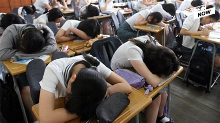 How many hours do Korean students sleep?