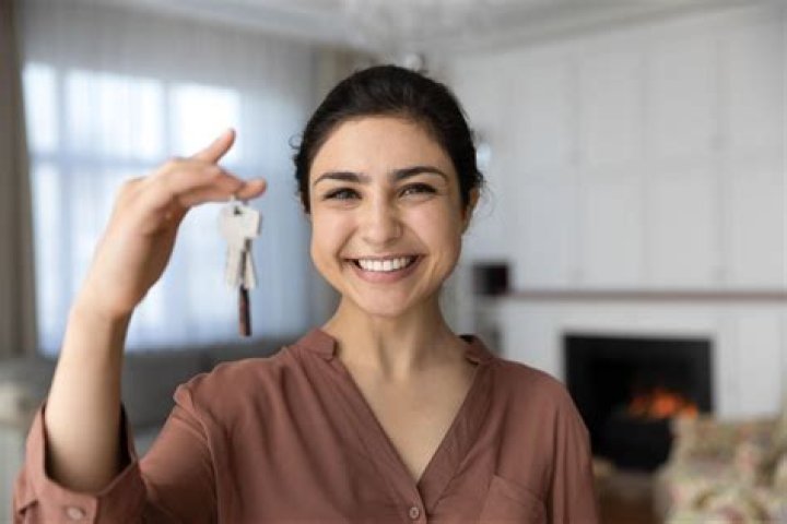 How many single women are buying a house?
