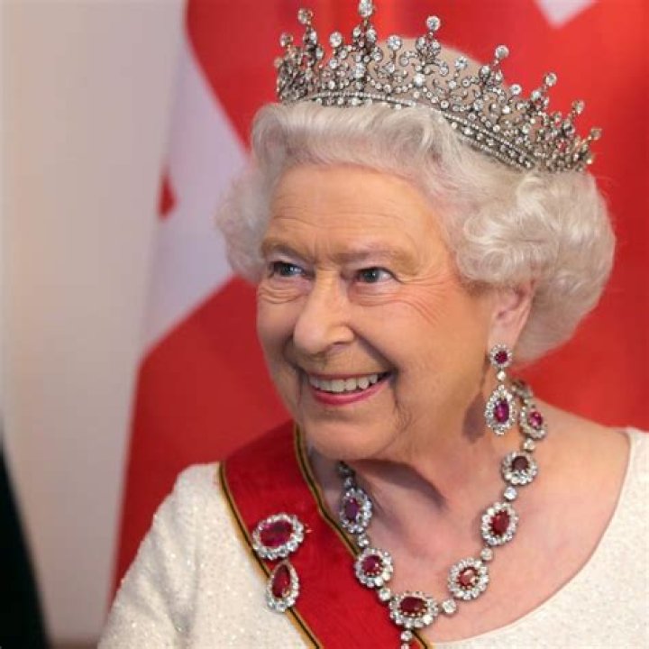How many tiaras does Queen Elizabeth own?