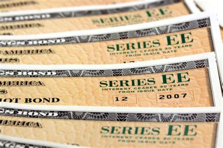 How many years do Series EE bonds earn interest?