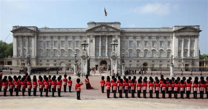 How much does a guard at Buckingham Palace earn?
