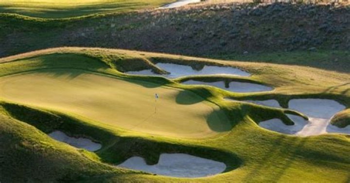 How much does it cost to build a golf course from scratch?