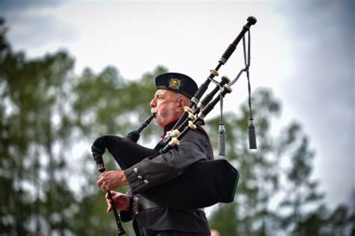 How much does it cost to hire a bagpipe player?