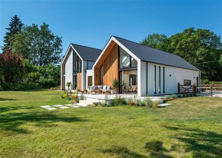 Is it cheaper to build a house with bricks?