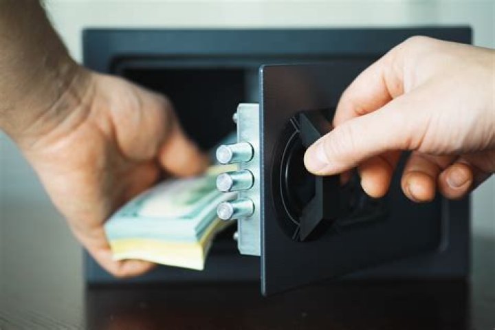 Is it safe to keep money in a safe?