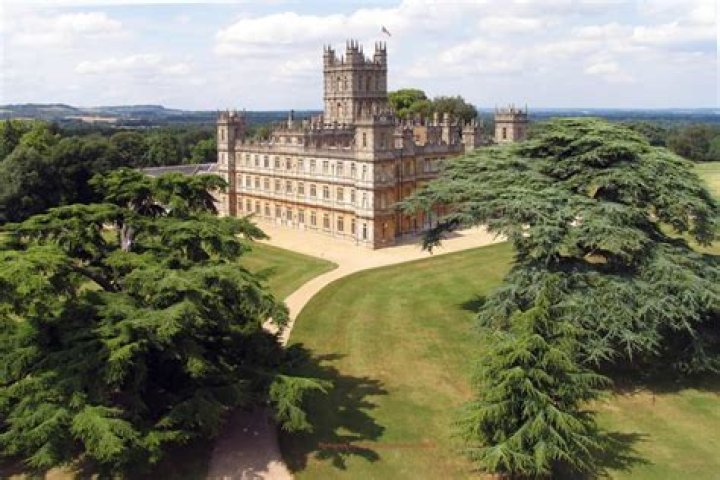 Is there a cafe at Highclere Castle?