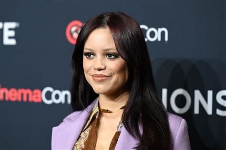 What causes a woman to lose her eyebrows?