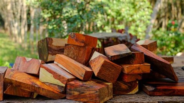 What does rosewood smell like?