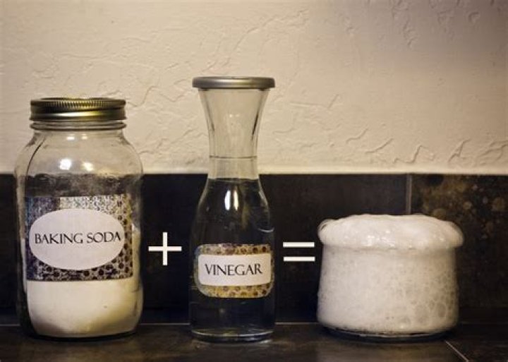 What happens when you put vinegar on aluminum?