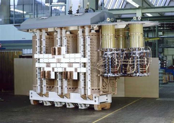 What is the advantage of distributor?