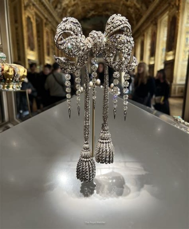 What is the difference between tiara and diadem?