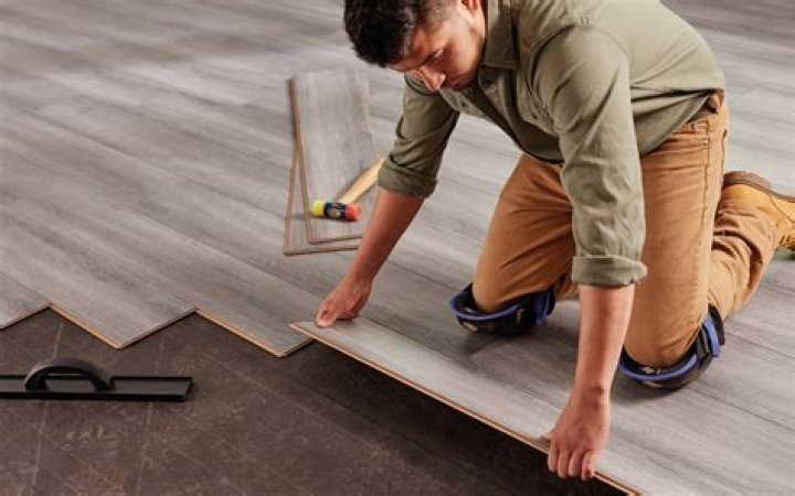 What is the labor cost for installing vinyl flooring?