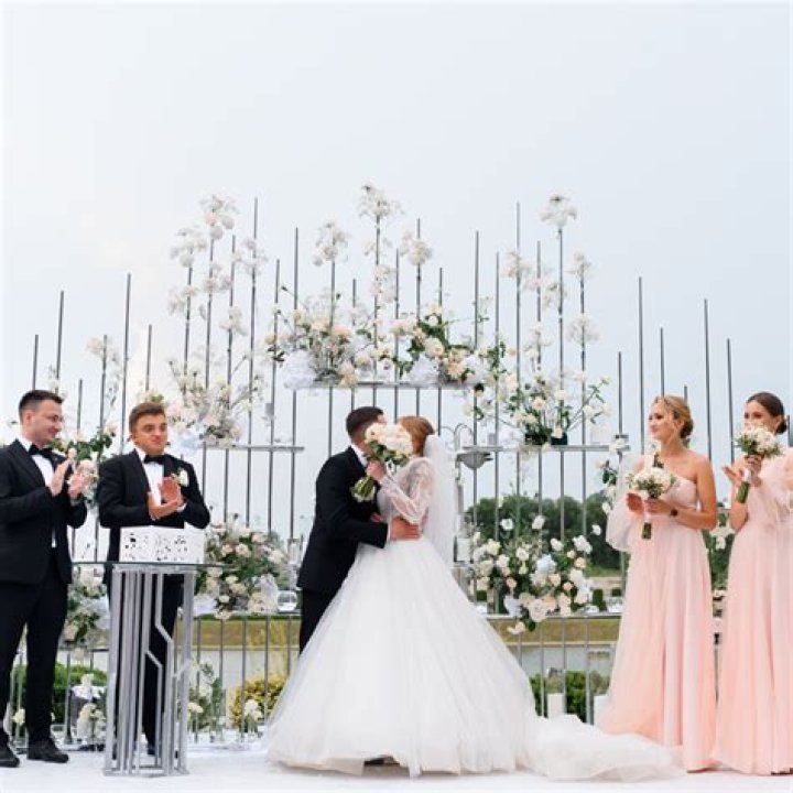 What should be the age difference between bride and groom?