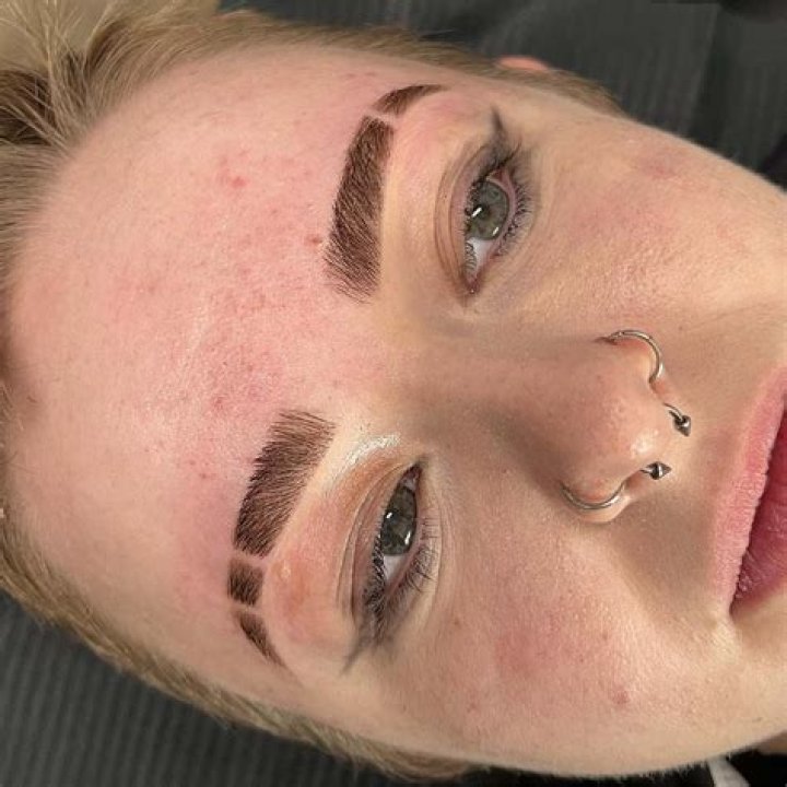 What side is Ellie's eyebrow slit on?