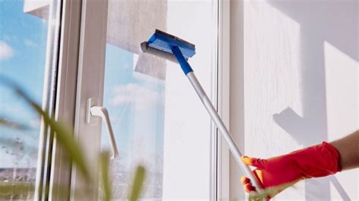 What temperature is best for washing windows?