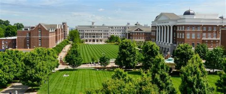 Where do upperclassmen live at University of South Carolina?