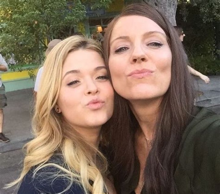 Who buried Mrs DiLaurentis?