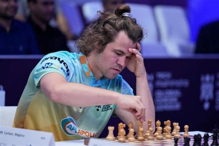 Who is better Magnus Carlsen or Kasparov?