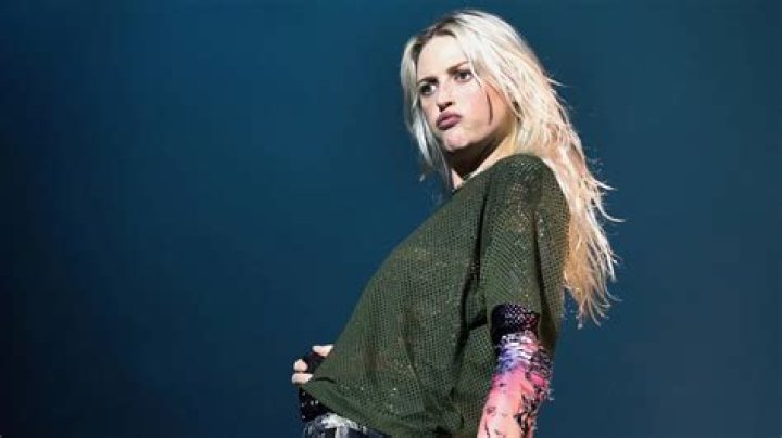 Who is the lead singer for 10 years?