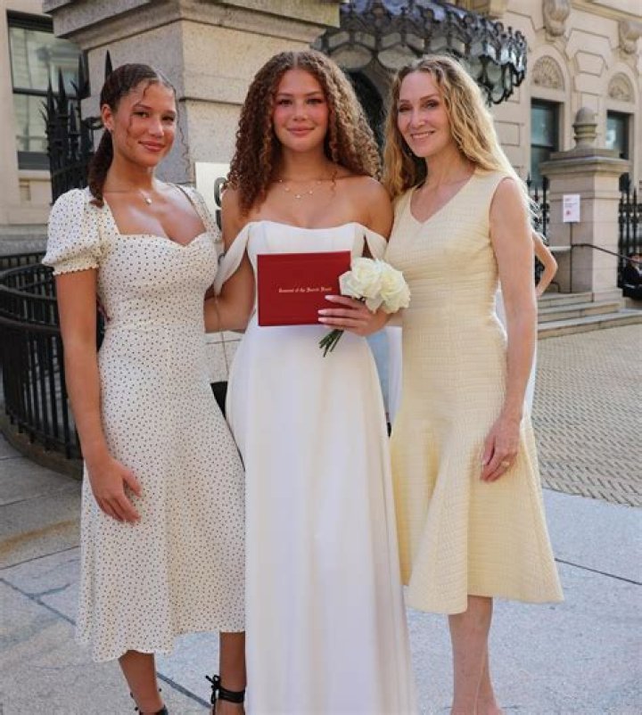 Who is the mother of Paulys daughter?