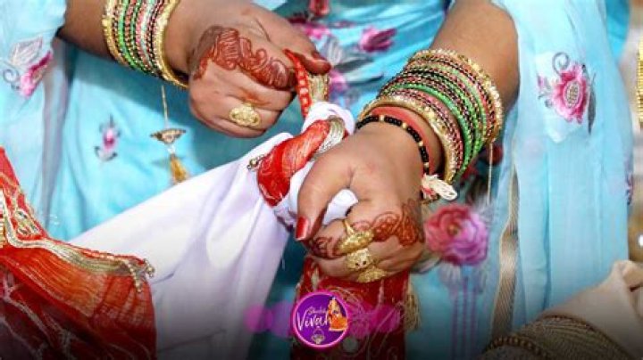 Who ties the knot of bride and groom?