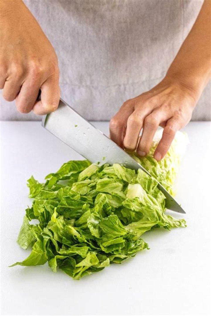 Why can't you cut lettuce with a metal knife?
