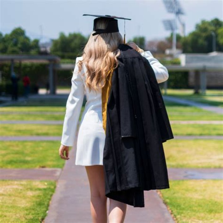 Why do black graduates wear kente cloth?